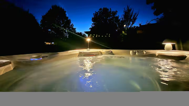 Piscine et terrasse de Zeneo en soirée